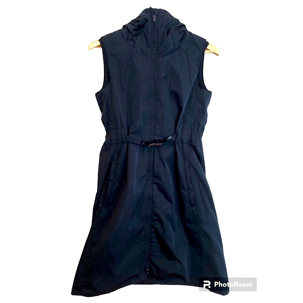 💖 ‘S Max Mara Black sleeveless Jacket with belt and hood Size US 6✨